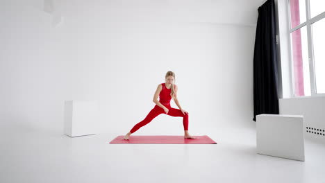 Millennial-Frau,-Die-Sich-In-Yoga-Pose-Meditation-Dehnt,-Isoliert-Auf-Weißem-Hintergrund-In-Roter-Sportbekleidung.-Porträt-Einer-Jungen-Yoga-Praktizierenden,-Die-Für-Den-Kopierraum-Posiert.-4k